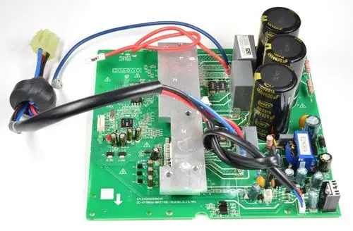Grüne Leiterplatte mit elektronischen Komponenten, darunter Kondensatoren und Kühlkörper. Kabelverbindungen sind sichtbar. Produkt von Remko.