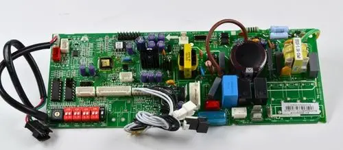 Grüne Steuerplatine mit mehreren elektrischen Komponenten, darunter Kondensatoren, Relais und Anschlusskabel, aus einem Remko-Gerät.