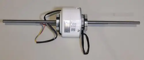 Weißer Ventilatormotor mit zwei Metallachsen und mehreren Kabeln, hergestellt von Remko. Der Motor hat eine runde Form und ist für den Einsatz in Belüftungssystemen geeignet.