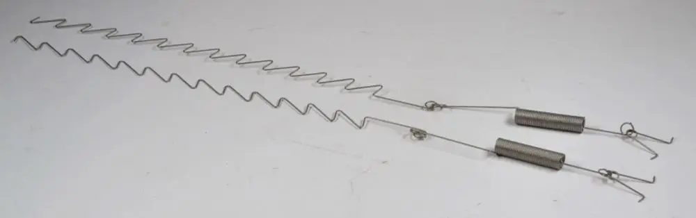 Federmechanismen aus Metall, verwendet in Heizsystemen, produziert von Remko, mit gewellten und spiralförmigen Elementen.