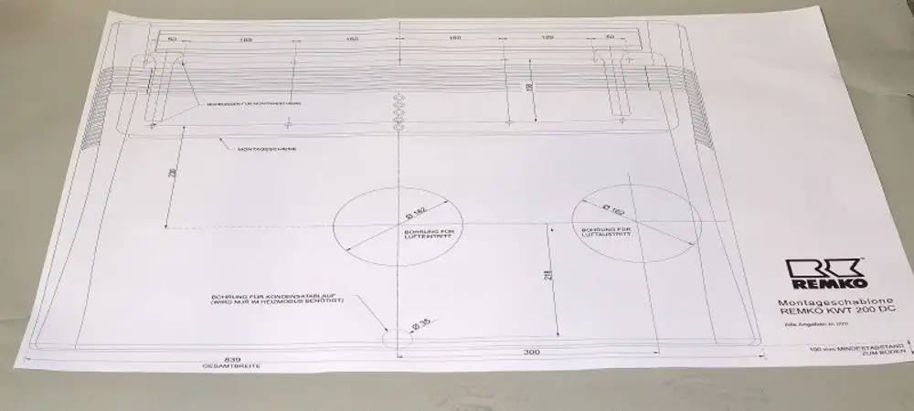 Technische Zeichnung einer Montageschablone von Remko, zeigt Maße und Positionen für die Installation. Grafische Darstellung mit klaren Linien und Beschriftungen.