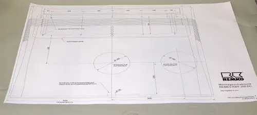 Technische Zeichnung einer Montageschablone von Remko, zeigt Maße und Positionen für die Installation. Grafische Darstellung mit klaren Linien und Beschriftungen.