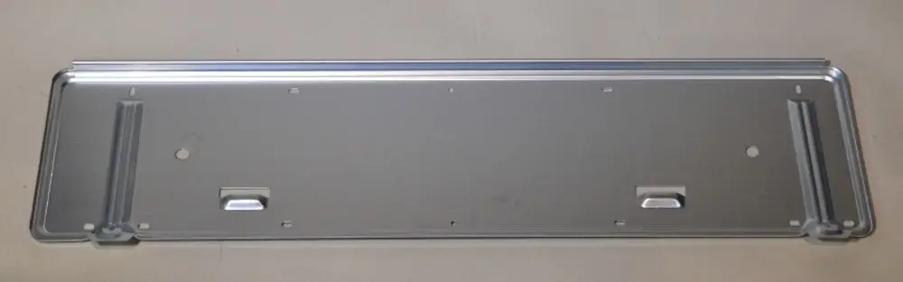 Montageschiene von Remko in metallischer Optik, rechteckig mit Öffnungen zur Montage. Keine spezifischen Maße oder Produktbezeichnungen erkennbar.