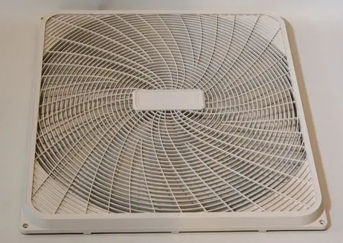 Luftaustrittsgitter von Remko, quadratische Form mit einem sich drehenden Gitterdesign, geeignet für die Belüftung. Auf einem hellen Untergrund platziert.