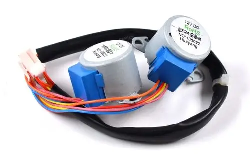 Zwei kleine Elektromotoren mit Kabeln und Steckverbindungen, wahrscheinlich für Anwendungen in Heizsystemen von Remko.
