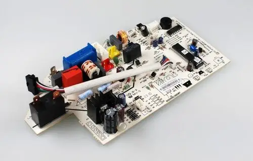 Steuerplatine von Remko, ausgestattet mit mehreren elektronischen Komponenten, wie Relais, Kondensatoren und Widerständen auf einer bedruckten Leiterplatte.