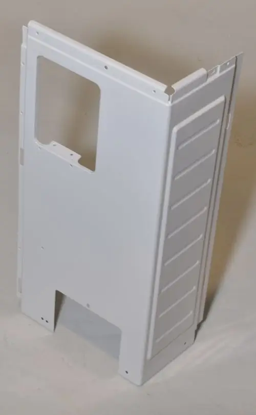Weißes Seitenblech, möglicherweise für ein technisches Gerät, mit sichtbar bearbeiteten Kanten und einer Aussparung. Das Produkt könnte von Remko stammen.