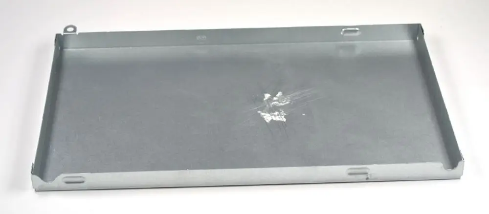 Metallisches Blechpanel in rechteckiger Form, wahrscheinlich für eine E-Box von Remko, mit einem kleinen Kratzer auf der Oberfläche und zwei seitlichen Aussparungen.