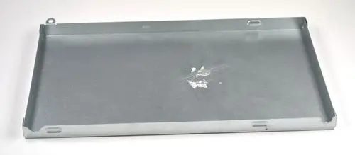 Metallisches Blechpanel in rechteckiger Form, wahrscheinlich für eine E-Box von Remko, mit einem kleinen Kratzer auf der Oberfläche und zwei seitlichen Aussparungen.