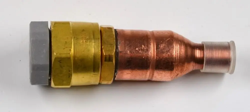 Schnellkupplung aus Kupfer und Messing, hergestellt von Remko, zur Verbindung von Einspritzleitungen in technischen Anwendungen.