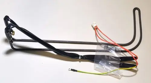 Heizelement von Remko mit gebogenen Metallrohren und elektrischen Anschlüssen. Übersichtliche Kabelverlegung und Verbindungsteile sind sichtbar.