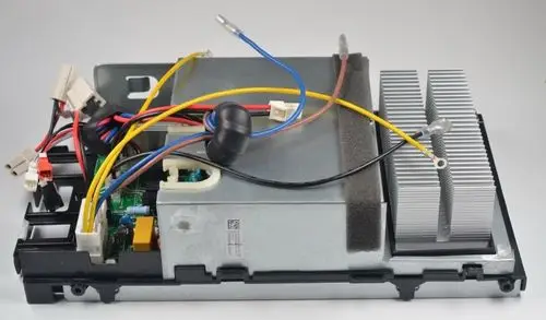 Remko E-Box mit sichtbaren Kabelanschlüssen und Kühlrippen. Die elektrische Platine ist im Inneren sichtbar, umgeben von einer schwarzen Kunststoffstruktur.