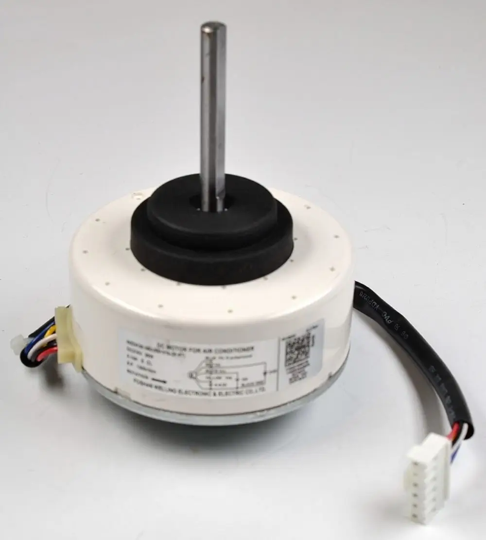 Remko Ventilatormotor in weißer Ausführung mit einer vertikalen Welle und mehreren elektrischen Anschlüssen. Klare Produktkennzeichnung auf der Oberseite sichtbar.