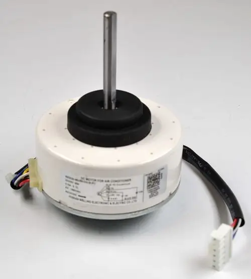 Remko Ventilatormotor in weißer Ausführung mit einer vertikalen Welle und mehreren elektrischen Anschlüssen. Klare Produktkennzeichnung auf der Oberseite sichtbar.