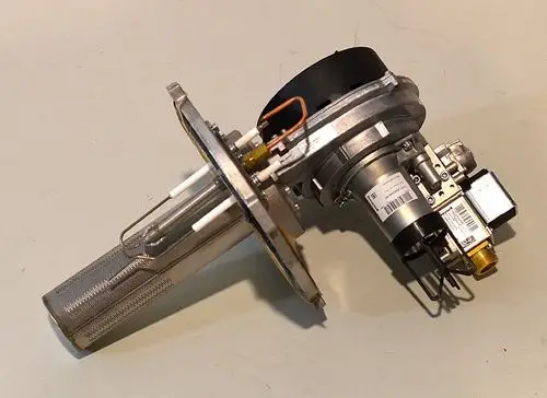Gasbrenner von Remko, vollständig montiert. Das Bild zeigt das Gerät aus verschiedenen Blickwinkeln mit verchromtem Metallgehäuse und mehreren Anschlussleitungen.
