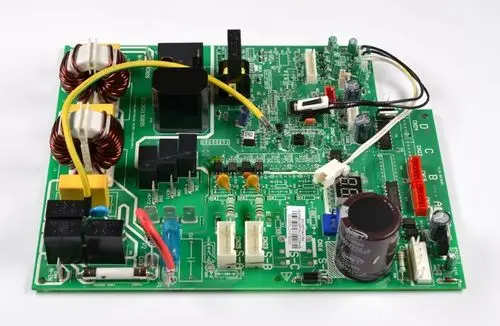 Grüne Steuerplatine mit mehreren elektrischen Komponenten, darunter Transformatoren, Kondensatoren und Steckverbindungen, für Geräte der Marke Remko.