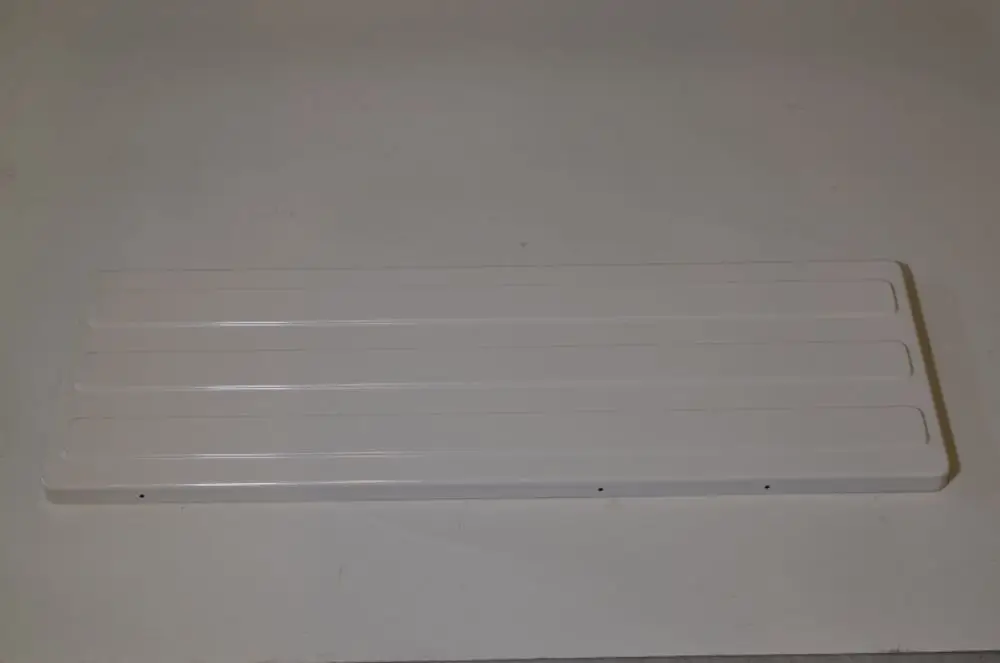 Weißes Deckblech von Remko mit mehreren horizontalen Rillen. Flache, rechteckige Form, geeignet für industrielle Anwendungen.