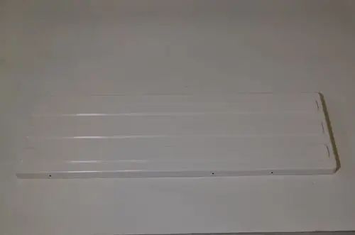 Weißes Deckblech von Remko mit mehreren horizontalen Rillen. Flache, rechteckige Form, geeignet für industrielle Anwendungen.