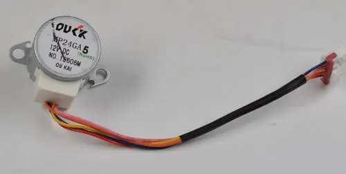 Swingmotor mit mehreren Kabeln, verwendet in technischen Anwendungen, hergestellt von Remko. Schwenkmechanismus für vertikale Bewegungen, elektrischer Anschluss sichtbar.