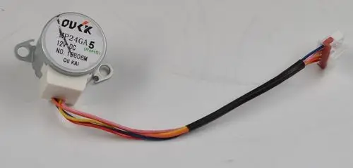 Miniaturmotor mit mehreren Anschlusskabeln, der vermutlich für Anwendungen in der Klimatechnik oder Lüftung genutzt wird. Marke: Remko.