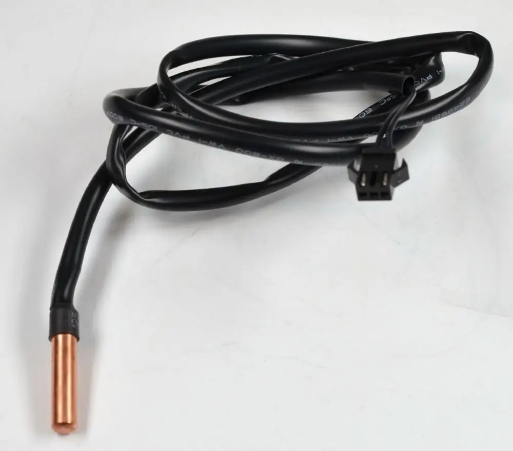 Rohranlegesensor mit einem Kupferfühler und schwarzem Kabel, hergestellt von Remko. Der Fühler ist für die Montage in Kälte- und Klimaanlagen konzipiert.