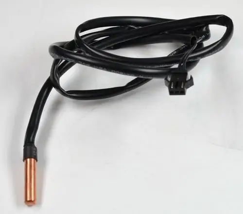 Rohranlegesensor mit einem Kupferfühler und schwarzem Kabel, hergestellt von Remko. Der Fühler ist für die Montage in Kälte- und Klimaanlagen konzipiert.