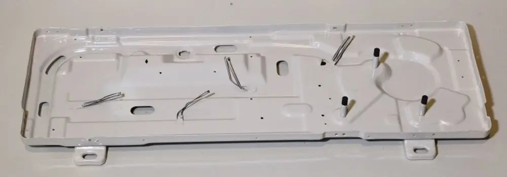 Weiße Bodenplatte mit verschiedenen Ausschnitten und Drahtverbindungen, geeignet für Geräte von Remko. Herstellungsdetails sind vorhanden.