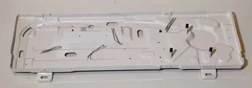 Weiße Bodenplatte mit verschiedenen Ausschnitten und Drahtverbindungen, geeignet für Geräte von Remko. Herstellungsdetails sind vorhanden.