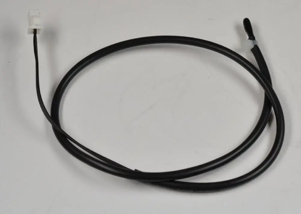 Schwarzes Verbindungskabel mit Stecker an einem Ende und einem Sensor am anderen Ende, geeignet für Remko Luftsensoren in Heiz- und Kühlsystemen.