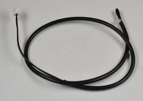 Schwarzes Verbindungskabel mit Stecker an einem Ende und einem Sensor am anderen Ende, geeignet für Remko Luftsensoren in Heiz- und Kühlsystemen.