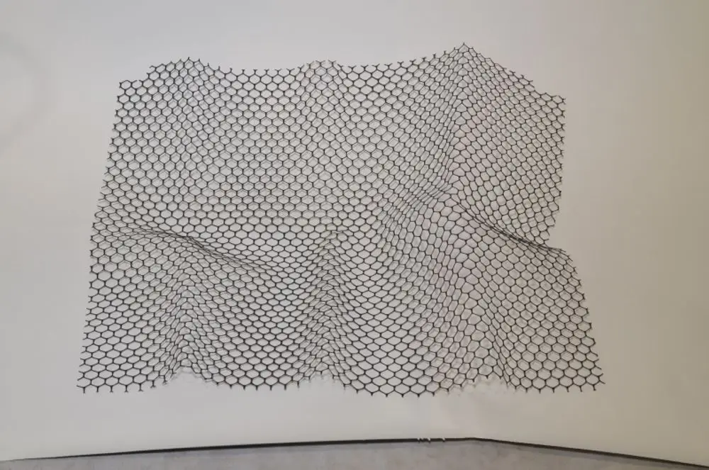Schutznetz aus dünnem Material mit hexagonalem Muster, schlank und leicht, auf weißem Hintergrund liegend. Es gehört zur Produktreihe von Remko.