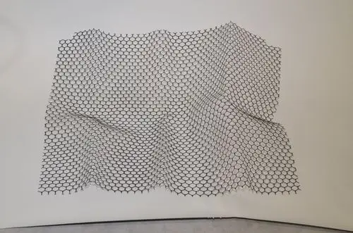 Schutznetz aus dünnem Material mit hexagonalem Muster, schlank und leicht, auf weißem Hintergrund liegend. Es gehört zur Produktreihe von Remko.