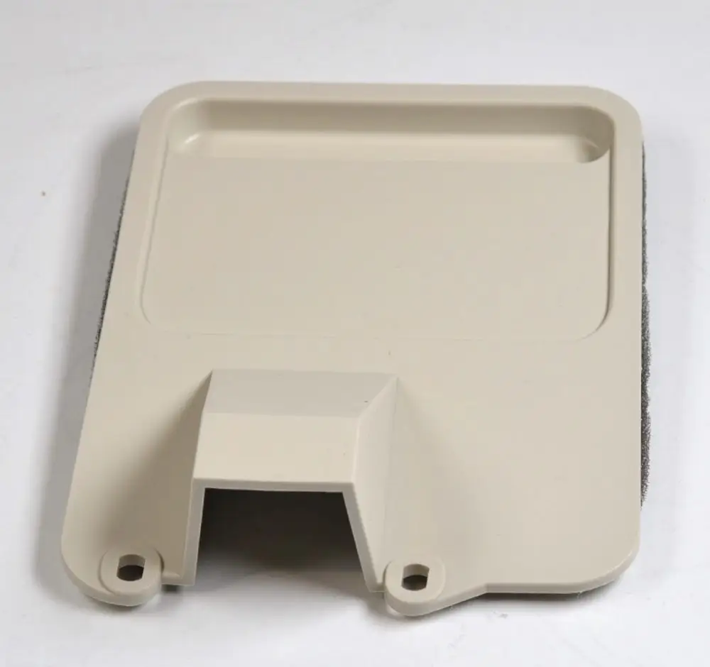 Kunststoffabdeckung in hellem Beige mit einer glatten Oberfläche und Aussparung, wahrscheinlich für einen Klemmblock von Remko. Rückseite ist mit einem grauen Material versehen.