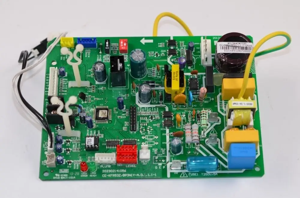 Steuerplatine von Remko mit verschiedenen elektrischen Komponenten, darunter Kondensatoren, Widerstände und Anschlussleisten auf einer grünen Leiterplatte.