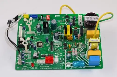 Steuerplatine von Remko mit verschiedenen elektrischen Komponenten, darunter Kondensatoren, Widerstände und Anschlussleisten auf einer grünen Leiterplatte.