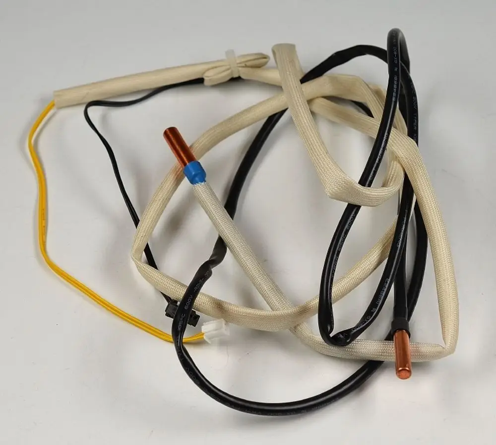 Temperatursensor mit mehreren Kabeln, darunter ein Kupferteil und eine blaue Markierung. Verwendung in Geräten der Marke Remko zur Messung von Temperaturen.