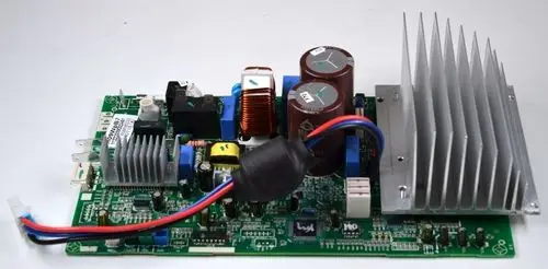 Steuerplatine mit Kühlkörper und verschiedenen Komponenten, einschließlich Kondensatoren und einer Spule, zu sehen. Erkennungsmerkmale der Marke Remko sind vorhanden.