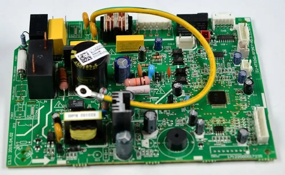 Grüne Steuerplatine mit verschiedenen elektrischen Bauteilen, darunter Transistoren, Widerstände und Kondensatoren. Hersteller Remko.