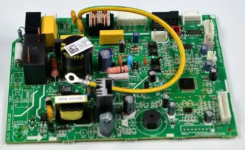 Grüne Steuerplatine mit verschiedenen elektrischen Bauteilen, darunter Transistoren, Widerstände und Kondensatoren. Hersteller Remko.