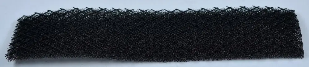 Schwarzer Feinstaubfilter mit einem strukturierten, netzartigen Design, hergestellt von Remko. Das Produkt ist lang und flach, geeignet für bestimmte Luftfilteranwendungen.