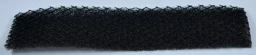 Schwarzer Feinstaubfilter mit einem strukturierten, netzartigen Design, hergestellt von Remko. Das Produkt ist lang und flach, geeignet für bestimmte Luftfilteranwendungen.