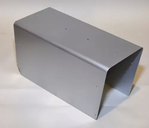 Silberner Metallmantel mit abgerundeten Kanten und Löchern auf der Oberfläche, geeignet für Anwendungen von Remko.