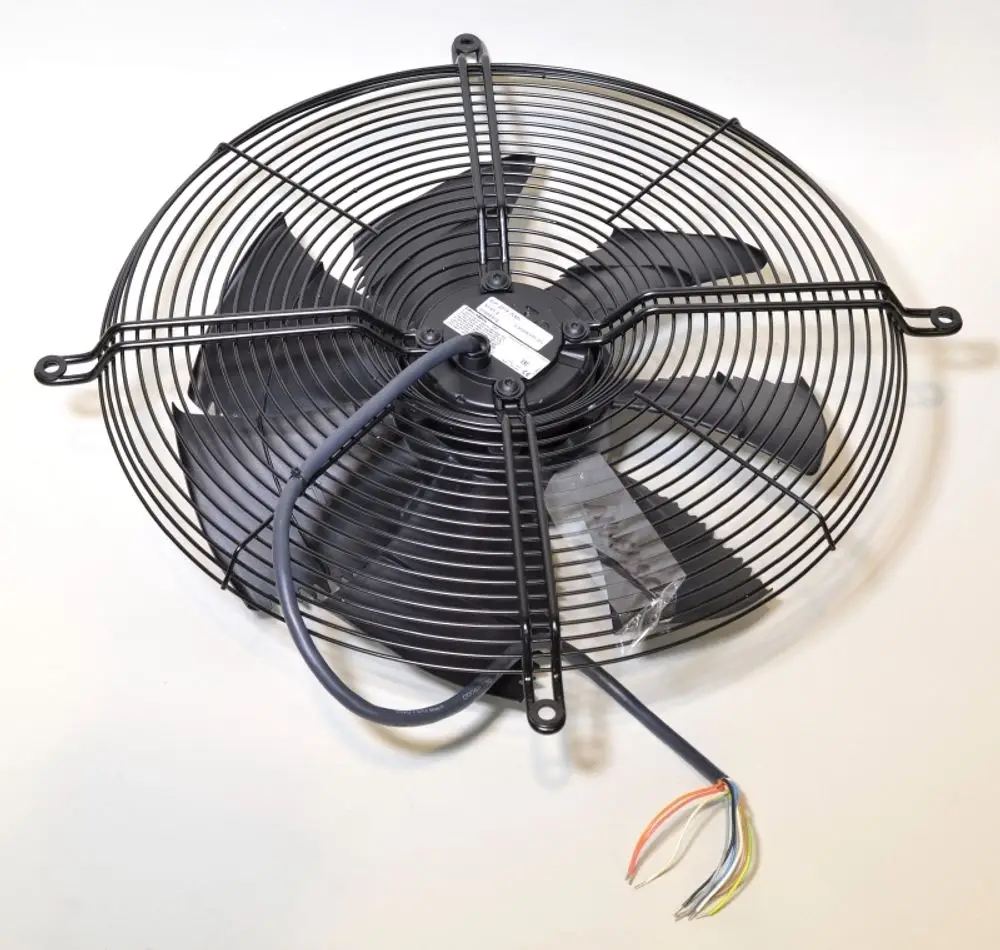 Schwarzer Ventilator mit Metallgitter und mehreren Kunststoffblättern. Kabel mit farbigen Adern. Produkt von Remko.