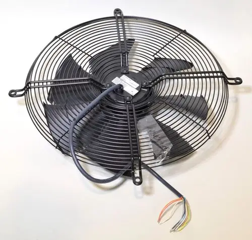 Schwarzer Ventilator mit Metallgitter und mehreren Kunststoffblättern. Kabel mit farbigen Adern. Produkt von Remko.