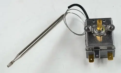 Remko-Thermostat mit einem Gehäuse, zwei Anschlussklemmen, einem vernickelten Stift und einer Temperaturfühler-Sonde.