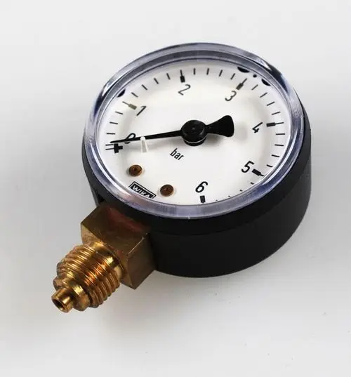 Manometer mit skaliertem Ziffernblatt von 0 bis 6 bar. An einem Messanschluss aus Messing, hergestellt von Remko.