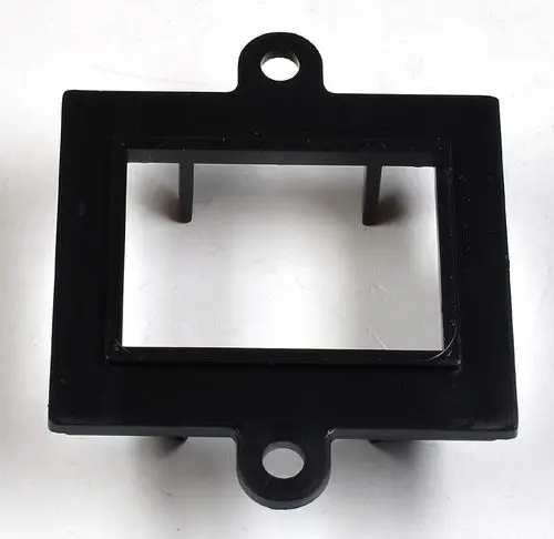 Schwarze Abdeckung eines Sensors mit rechteckigem Ausschnitt und zwei Befestigungslöchern, hergestellt von Remko.