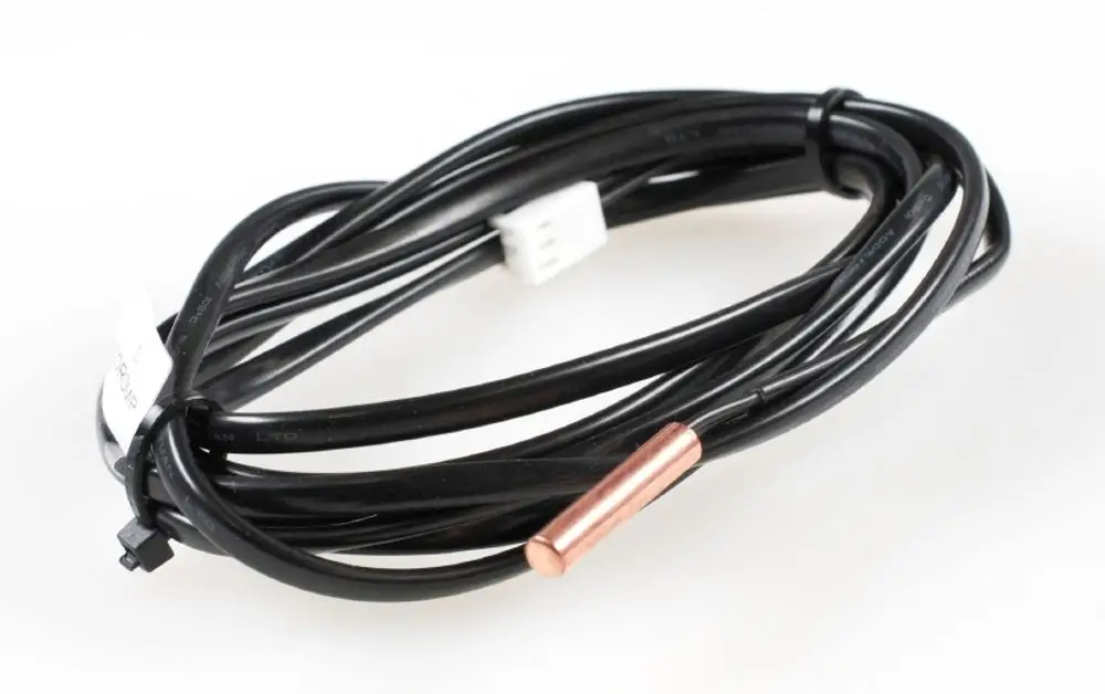 NTC-Fühler mit schwarzem Kabel und kupferner Spitze, hergestellt von Remko. Der Sensor ist gewunden und hat einen weißen Stecker an einem Ende.