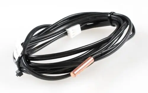 NTC-Fühler mit schwarzem Kabel und kupferner Spitze, hergestellt von Remko. Der Sensor ist gewunden und hat einen weißen Stecker an einem Ende.