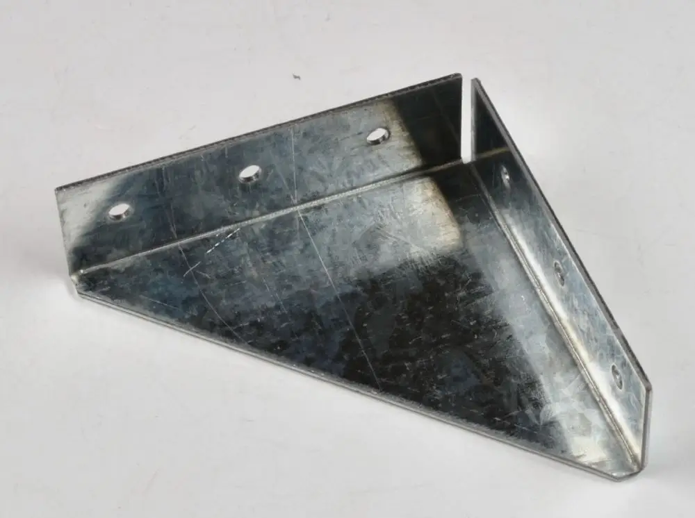 Metallische Dreieckbefestigung von Remko mit zwei Löchern zur Montage. Geeignet für verschiedene Anwendungen, robust und stabil.